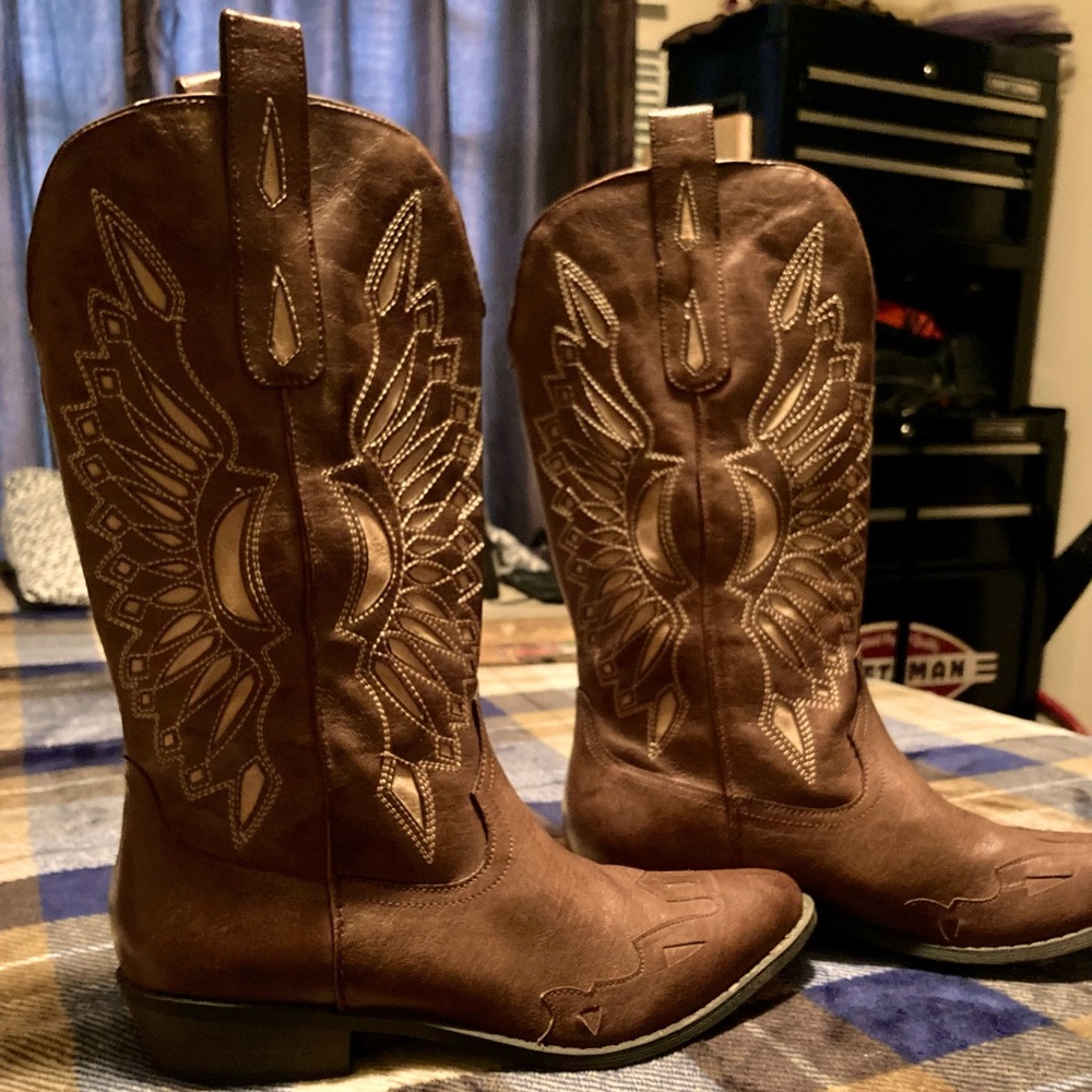 Absolutely Darling Cowgirl boots worn only a few hours! Size 9/10
